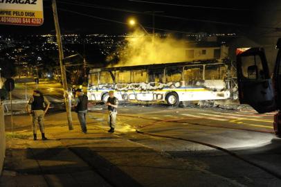  PORTO ALEGRE, RS, BRASIL, 23-12-2014: Policiais do BOE (Batalhão de Operações Especiais) fazem buscas por criminosos na região da rua Orfanotrófio e Dona Otília. Um ônibus foi incendiado, vias foram bloqueadas e manifestantes trocaram tiros com a Brigada Militar (BM) na noite desta segunda-feira, na Vila Cruzeiro, no bairro Santa Tereza, em Porto Alegre. As razões para a eclosão dos conflitos ainda é incerta, mas a polícia trabalha como principal hipótese uma possível retaliação pela morte de um homem, ainda não identificado, no início da noite. (Foto: Marcelo Oliveira/Agência RBS, NOTICIAS)