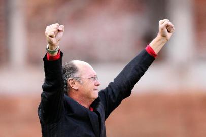 RS -  INTER/GREMIO- ESPORTES - Paulo Roberto falcão, técnico do Internacional, vibra durante a final da Taça Farroupilha, no Estadio Beira Rio em Porto Alegre