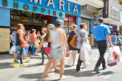  SANTA MARIA, RS, BRASIL, 23/12/2014.Não adianta, as compras de última hora fazem parte do ritual natalino e a falta de tempo é a principal justificativa. Na tarde desta terça, o movimento no Calçadão, na Rua do Acampamento e nos shoppings era grande. E nada de reclamar das filas e da espera. Quem deixou as compras para as vésperas do Natal, não pode garantir o presente que estava na lista.FOTO: GABRIEL HAESBAERT/ESPECIAL