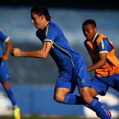  PORTO ALEGRE,RS,BRASIL - 01-10-2014.  Grêmio se prepara para encarar o São Paulo no sábado. Jogador Pedro Geromel. (FOTO: MAURO VIEIRA/AGENCIA RBS/ESPORTE)