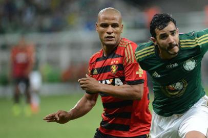 SP - BRASILEIRÃO/PALMEIRAS X SPORT - ESPORTES - Lance da partida entre Palmeiras e Sport, válida pela 35ª rodada do   Campeonato Brasileiro de 2014, no Estádio Allianz Parque, na zona   oeste da capital paulista, nesta quarta- feira (19).   19/11/2014 - Foto: RENATO SILVESTRE/ESTADÃO CONTEÚDO