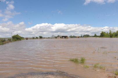  Fotos na BR 392 - Balneário Passo do Verde.Rio Vacacaí, subiu cerca de está acima da média e inunda Balneário Passo do Verde.