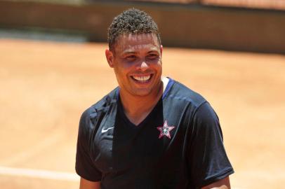  PORTO ALEGRE, BRASIL, 18/12/2012 - (FOTO: DIEGO VARA / ZERO HORA) Jogador Ronaldo Nazário, jogando tênis na Associação Leopoldina JuvenilIndexador: Diego Vara                      