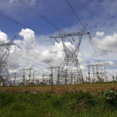 Desligamento de 5 linhas causou apag¿o, diz Eletrobr·sSubestação de Furnas em Itaberá (SP), nesta quarta-feira. As linhas de corrente alternada que apresentaram problemas ontem foram duas que vão de Ivaiporã (PR) a Itaberá (SP) e uma terceira que vai de Itaberá a Tijuco Preto (SP). O presidente da Eletrobrás, José Antonio Muniz Lopes, disse hoje em entrevista à Agência Estado que o total de cinco linhas de transmissão que trazem energia da hidrelétrica de Itaipu para São Paulo se desligaram na noite de ontem, causando o blecaute em vários Estados do País. 11/11/2009 - Foto: EPITÁCIO PESSOA/AGÊNCIA ESTADO/AEEditoria: CIDADESLocal: ITABERAIndexador: EPIT¡CIO PESSOAFonte: AG NCIA ESTADOFotógrafo: AGE