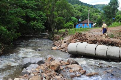  Em Itaara, cerca de 20 famílias estão sem o acesso principal da localidade de Rincão dos Minellos porque as águas cobriram uma passagem da estrada devido a grande quantidade de chuva dos últimos dias. Máquinas da prefeitura trabalham no local para tentar reestabelecer a passagem