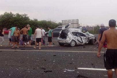 Acidente entre carro e ambulância no km 84 da Freeway teve pelo menos uma vítima fatal.