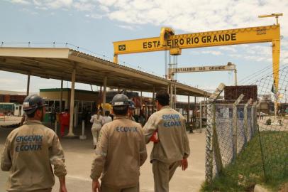 CRISE NO POLO NAVALRIO GRANDE, RS, BRASIL, 20-11-2014, 11h14'10":  Trabalhadores da empresa Ecovix/Engevix, que tem contrato com a PetrobrÃ¡s no Polo Naval gaÃºcho, retornam do banco onde foram tentar receber em vÃ£o seus  salÃ¡rios. Fornecedores da Ecovix, que faz cascos de plataformas para a estatal em Rio Grande, revelaram que a empresa informou a necessidade de fazer uma forte reduÃ§Ã£o de custos devido Ã  dificuldade para receber pagamentos. Com isso, teria de dispensar, atÃ© o dia 5 de dezembro, cerca de 40% da forÃ§a de trabalho composta por 9,5 mil pessoas entre trabalhadores diretos e indiretos. A Ecovix Ã© controlada pela Engevix, tambÃ©m envolvida na Lava-Jato.(Foto: Nauro Junior/AgÃªncia RBS, NOTÃCIAS) *** EXCLUSIVO - PAUTA ESPECIAL EMBARGADA - LIBERADO SOMENTE APÃS PUBLICAÃÃO EM ZERO HORA***Editoria: ZHLocal: RIO GRANDEIndexador: Nauro JuniorSecao: NOTÃ?CIASFonte: Agencia RBSFotógrafo: STAFF