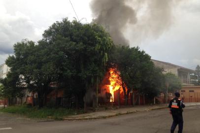 Santa Maria - Casa é consumida pelas chamas em Santa Maria