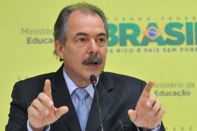 O ministro da Educação, Aloizio Mercadante, disse que a oferta de ensino técnico profissionalizante é uma alternativa para os estudantes que não vão ingressar no ensino superior e para quem já está no mercado de trabalho e quer se especializar