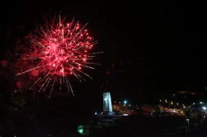  CAXIAS DO SUL, RS, BRASIL  (01/012015) Réveillon no Parque da Festa da Uva. Prefeitura promove espetáculo de fogos na virada do ano novo, no ambiente do Cristo Terceiro Milênio. Réveillon 2015 em Caxias do Sul. (Antonio Lorenzet)Indexador: CHIMIA LORENZETT