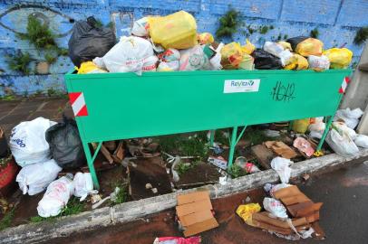  SANTA MARIA , RS , BRASIL , 01/01/2015Neste fim de ano, Santa Maria registrou poucas ruas com acúmulo de lixo nos contêineres. Mas em algumas vias, objetos estavam espalhados pelo chão.Na foto, contêiner na Avenida Liberdade FOTO JEAN PIMENTEL / AGÊNCIA RBS, GERAL