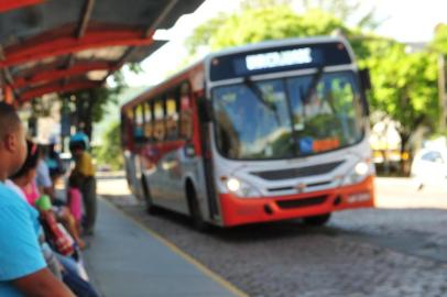  SANTA MARIA, RIO GRANDE DO SUL, BRASIL, 18-02-2014: Passageiros reclamam do aumento da tarifa do transporte coletivo em Santa Maria, que na sexta-feira passará para R$ 2,60. Na ATU, a fila que se acumulava pode ser atribuída mais à volta às aulas do que ao aumento da passagem previsto para sexta-feira. Sobre o viaduto Evandro Behr, alguns estudantes recolhiam assinaturas para um abaixo-assinado contra o aumento. Na foto: Renato Fernandes, 20 anos, militar. (Foto: Ronald Mendes/ Agência RBS, ECONOMIA)