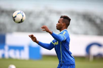  PORTO ALEGRE,RS,BRASIL - 31-10-2014. Grêmio faz seu último treino no estádio Olímpico, para receber o Vitória na Arena no sábado.( Foto: MAURO VIEIRA/ Agência RBS). Jogador Fernandinho.