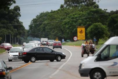  Flagrantes de infrações no trânsito em estradas do RS. Na foto, RS-040, em Águas Claras.Indexador: Diego Vara