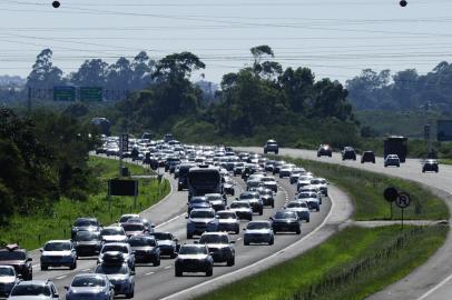 Trânsito: movimentação de carros na volta do feriadão na freeway.Foto: Ronaldo Bernardi/Agência RBS