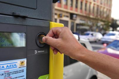  Estacionamento Pago 2012. Estacionamento Rotativo Regulamentado implanta novos parquímetros e Área branca e  Área Verde no trânsito de Caxias do Sul. Na foto, novo equipamento na Visconde de Pelotas.