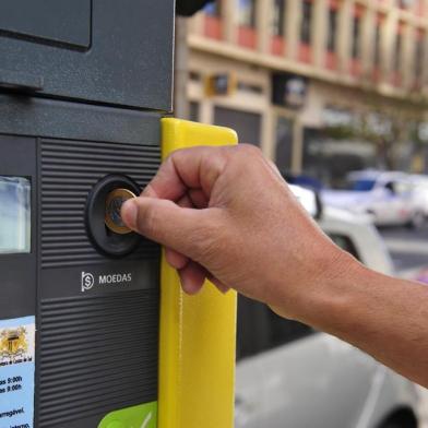  Estacionamento Pago 2012. Estacionamento Rotativo Regulamentado implanta novos parquímetros e Área branca e  Área Verde no trânsito de Caxias do Sul. Na foto, novo equipamento na Visconde de Pelotas.