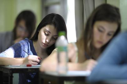  PORTO ALEGRE,RS,BRASIL- 04/01/2015- Segundo dia de provas do vestibular UFRGS 2015. Estudantes realizam a prova de língua portuguesa e redação, no Colégio Estadual Julio de Castilhos, em Porto Alegre. (FOTO: Caco Konzen / Especial)