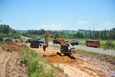  As obras da travessia urbana de Santa Maria recomeçaram na BR-287, próximo a Ulbra. Trânsito no local está sinalizado. Já na BR-158, no trevo do Castelinho, trabalhadores faziam a marcação de onde começará a fase de limpeza do terreno