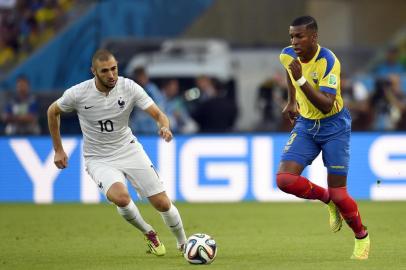 491716779France's forward Karim Benzema (L) and Ecuador's defender Frickson Erazo vie for the ball during the Group E football match between Ecuador and France at the Maracana Stadium in Rio de Janeiro during the 2014 FIFA World Cup on June 25, 2014.  AFP PHOTO / ODD ANDERSENEditoria: SPOLocal: Rio de JaneiroIndexador: ODD ANDERSENSecao: SoccerFonte: AFPFotógrafo: STF