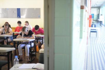  

PORTO ALEGRE, RS, BRASIL, 06-01-2015 : Terceiro dia de provas do vestibular da UFRGS. Na foto: candidatos realizam o exame no Colégio Marista Rosário. (Foto: CACO KONZEN/Especial/Agência RBS, Editoria Notícias)