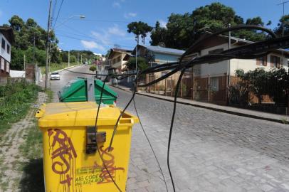  CAXIAS DO SUL, RS, BRASIL (17/02/2014) Daerton Labatut. Leitor Repórter. Daerton Labatut relata perigo de  fios soltos  de telefonia  na rua Clélia Manfro com Travessão Solferino, bairro Cruzeiro. (Roni Rigon/Pioneiro)