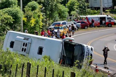  GRAVATAÍ, RS, BRASIL, 06/01/2015:Acidente com ônibus mata cinco pessoas e fere mais de 20 em Gravataí, veículo tombou na rodovia que liga o município a Glorinha (ERS-030).(FOTO: LAURO ALVES/AGENCIA RBS)Indexador: Lauro Alves