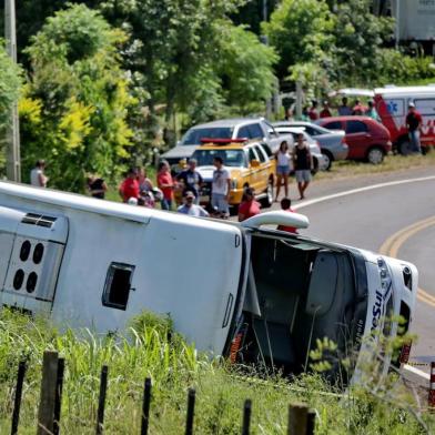  GRAVATAÍ, RS, BRASIL, 06/01/2015:Acidente com ônibus mata cinco pessoas e fere mais de 20 em Gravataí, veículo tombou na rodovia que liga o município a Glorinha (ERS-030).(FOTO: LAURO ALVES/AGENCIA RBS)Indexador: Lauro Alves