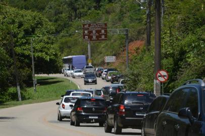  ITAJAI,SC,BRASIL, 29/12/2014:  Municipio de Bombinhas começa na meia noite de hoje a combraça da taxa de preservação ambiental- TAP para todos que entrarem de carro na cidade