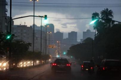  PORTO ALEGRE, RS, BRASIL, 07-01-2015- cHUVA TRANSFORMA DIA EM NOITE EM PORTO ALEGRE. FOTO ADRIANA FRANCIOSI, AGENCIA RBS