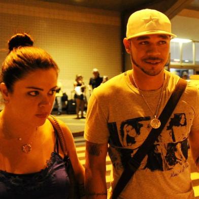  PORTO ALEGRE, RS, BRASIL, 07-01-2015: O volante NILTON, 27, um dos principais reforços do colorado para a temporada, desembarca no aeroporto Salgado Filho na noite desta quarta-feira acompanhado de sua esposa Karin Lopes. O Inter acertou por três temporadas a contratação de Nilton, bicampeão brasileiro pelo Cruzeiro. (Foto: Marcelo Oliveira/Agência RBS, ESPORTES)