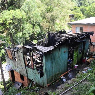  CAXIAS DO SUL, RS, BRASIL, 09/01/2015. Incêndio na residênciano de Vilmar Sandro de Quadros, no bairro Planalto, na rua Gigia Bandeira. Ninguém ficou ferido. (Porthus Junior/Pioneiro)