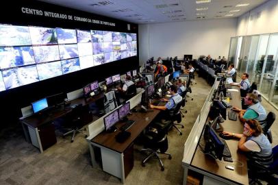  PORTO ALEGRE, RS, BRASIL: 19/12/2014 - Durante 12 horas, das 9h às 21h, acompanhamento de trabalho dos 14 órgãos municipais que atuam no Ceic, demonstrando como o monitoramento por câmeras auxilia no atendimento à população em várias áreas, incluindo desde o setor de água e esgoto até emergências em saúde.(FOTO: JULIO CORDEIRO/AGÊNCIA RBS)