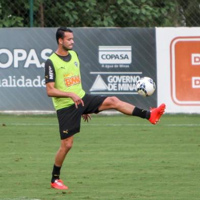 Zagueiro Réver, do Atlético-MG, em treino na Cidade do Galo, em Vespasiano, na Grande Belo Horizonte.