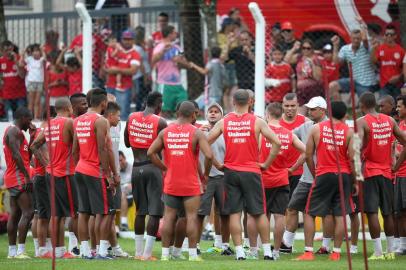  BENTO GONÇALVES, RS, BRASIL - 11-01-2015 - O Inter já está em Bento Gonçalves para a pré-temporada 2015. E, neste domingo de sol forte e calor, os jogadores fazem o primeiro trabalho na serra gaúcha no campo do São Paulo (FOTO: DIEGO VARA/AGÊNCIA RBS)