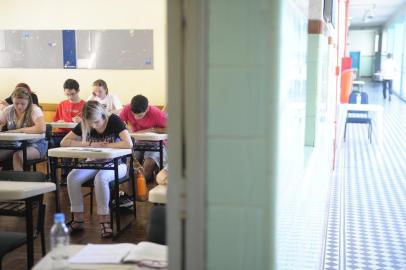  PORTO ALEGRE, RS, BRASIL, 06-01-2015 : Terceiro dia de provas do vestibular da UFRGS. Na foto: candidatos realizam o exame no Colégio Marista Rosário. (Foto: CACO KONZEN/Especial/Agência RBS, Editoria Notícias)