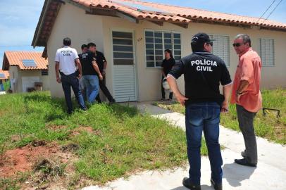 casas no Residencial dom Ivo Lorscheiter foram invadidas antes de os moradores contemplados pela prefeitura se instalarem no local. Polícia suspeita que algumas podem estar sendo usadas como ponto de tráfico.