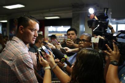  PORTO ALEGRE, RS, BRASIL - 14-01-2015 - Desembarque no aeroporto Salgado Filho o zagueiro Réver para assinar contrato com o Inter (FOTO: GUILHERME SANTOS/AGÊNCIA RBS)