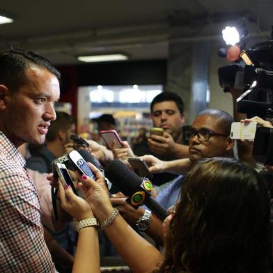  PORTO ALEGRE, RS, BRASIL - 14-01-2015 - Desembarque no aeroporto Salgado Filho o zagueiro Réver para assinar contrato com o Inter (FOTO: GUILHERME SANTOS/AGÊNCIA RBS)