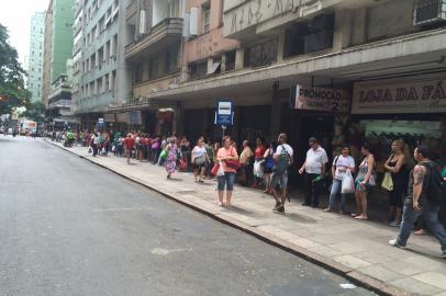 Rdgol - parada lotada na avenida Salgado Filho, em Porto Alegre