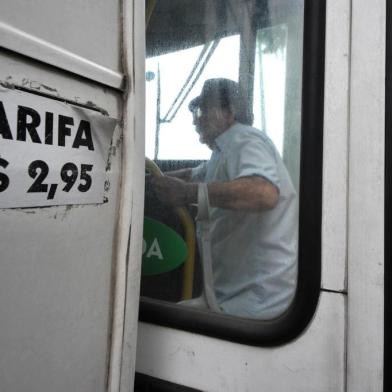  PORTO ALEGRE, RS, BRASIL, 15/01/2015 - Embarque de passageiros em ônibus na Avenida Ipiranga. Ensaio sobre o aumento da tarifa do transporte público na caputal gaúcha. (FOTO: Caco Konzen / Especial )Indexador:                                 