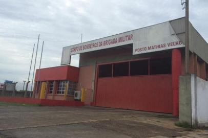 Bairro Mathias VelhoCorte de horas extras provoca fechamento de quartel dos bombeiros em CanoasSegundo o comandante regional, major Márcio Uberti Moreira, se até o dia 20 não houver o repasse de horas extras, outros quartéis serão fechados