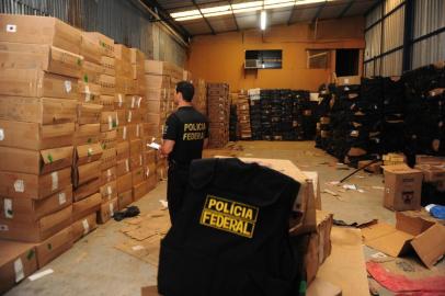  CAXIAS DO SUL, RS, BRASIL  (17/01/2015) Contrabando de Cigarros do Paraguai.  Policía Federal, sob o comando do delegado Noerci da Silva Melo, realiza gigantesca apreensão de cigarros contrabandeados. As caixas de cigarros estavam num pavilhão , na localidade caxiense de Nossa Senhora da Saúde (Roni Rigon/Pioneiro)