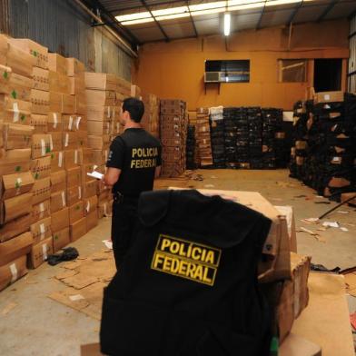  CAXIAS DO SUL, RS, BRASIL  (17/01/2015) Contrabando de Cigarros do Paraguai.  Policía Federal, sob o comando do delegado Noerci da Silva Melo, realiza gigantesca apreensão de cigarros contrabandeados. As caixas de cigarros estavam num pavilhão , na localidade caxiense de Nossa Senhora da Saúde (Roni Rigon/Pioneiro)