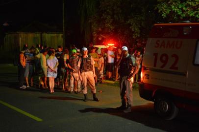  SANTA MARIA, RS, BRASIL, 16/01/2015.Por volta das 22h desta sexta, 16, um jovem foi baleado na esquina das ruas Rio Branco e Belo Horizonte, no Bairro Parque Pinheiro Machado, de Santa Maria.FOTO: GABRIEL HAESBAERT/ESPECIAL