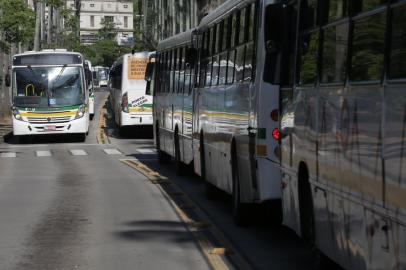  PORTOALEGRE-RS-BR-DATA:2015019Rodoviários de Porto Alegre realizaram uma operação tartaruga no início da manhã desta segunda-feira, deixando o trânsito lento em vários pontos da Capital.Avenida Osvaldo Aranha.FOTÓGRAFO:TADEUVILANI