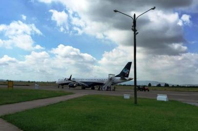 Avião da Azul faz pouso de emergência na Base Aérea de Canoas.