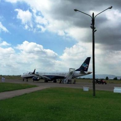 Avião da Azul faz pouso de emergência na Base Aérea de Canoas.