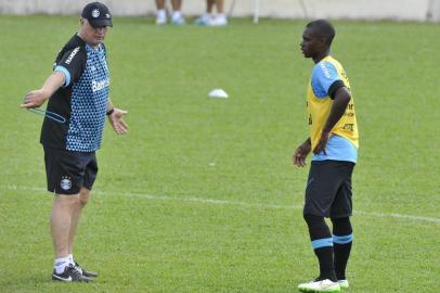 GRAMADO, RS, BRASIL - 19-01-2015 -  Pré-temporada 2015 do Grêmio em Gramado.Treino no campo do Gramadense.Técnico Felipão e jogador Lincoln.FOTO: LAURO ALVES/AGÊNCIA RBS)