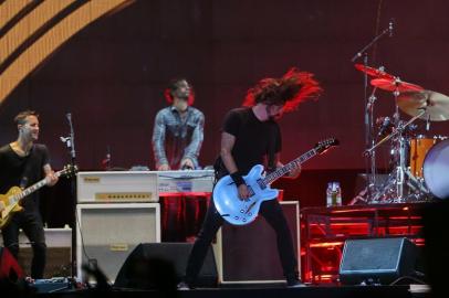  

PORTO ALEGRE, RS. BRASIL, 21-01-2015: A banda norte-americana FOO FIGHTERS, liderada por Dave Grohl, se apresenta no estacionamento da FIERGS, no primeiro show da turnê brasileira de divulgação do álbum "Sonic Highways", em sua terceira passagem pelo Brasil.(Foto: Julio Cordeiro/Agência RBS, SEGUNDO CADERNO)